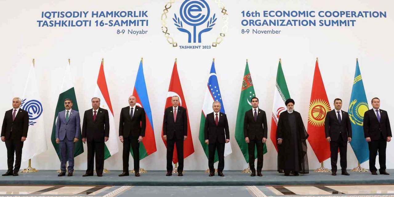 Cumhurbaşkanı Erdoğan, Ekonomik İşbirliği Teşkilatı Aile Fotoğrafı Çekimine Katıldı