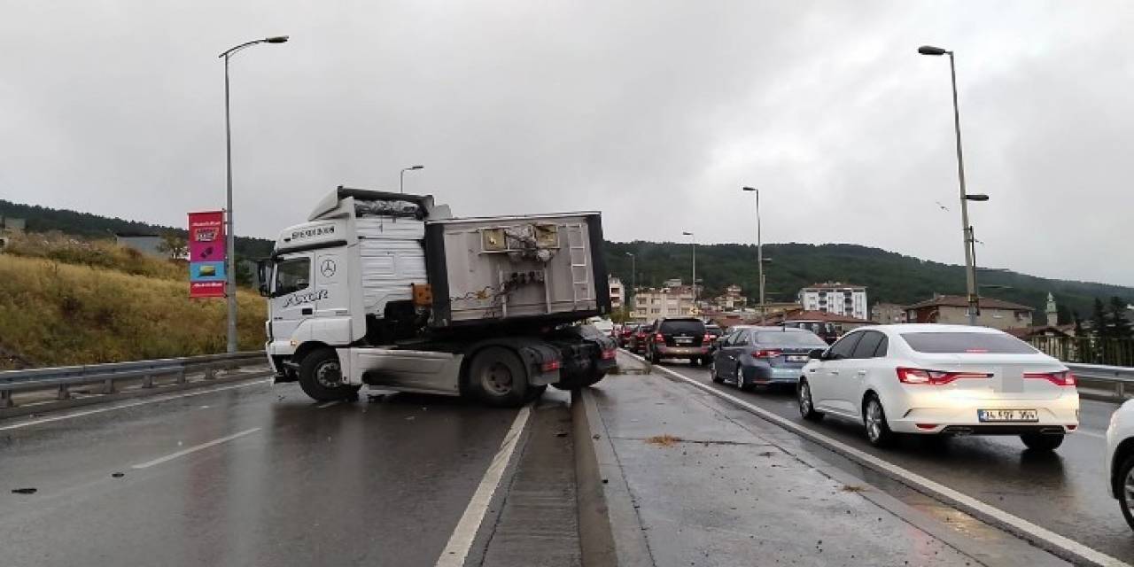Maltepe’de, Yağmurda Islanan Yolda Kayan Tır Refüje Çıktı