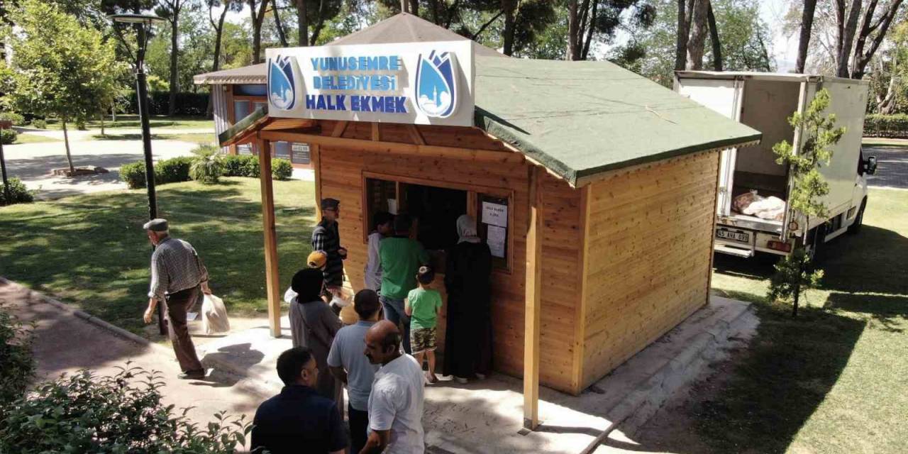 Yunusemre Halk Ekmek’te Günlük 6 Bin Ekmek Üretiliyor