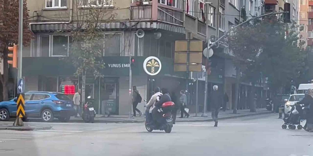 Kasksız Kucağında Bebekle Kırmızı Işığa Rağmen Elektrikli Bisiklet İle Yoluna Devam Ettiler