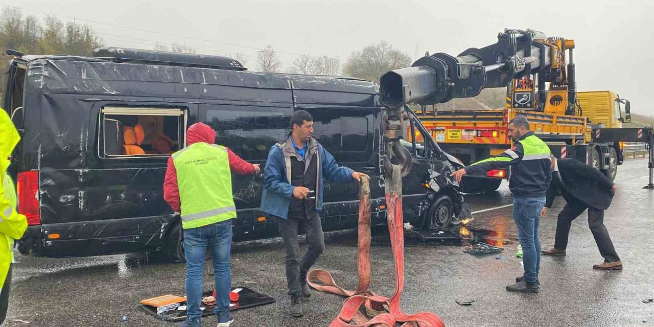 Otomobil İle Servis Minibüsü Çarpıştı: 5 Yaralı
