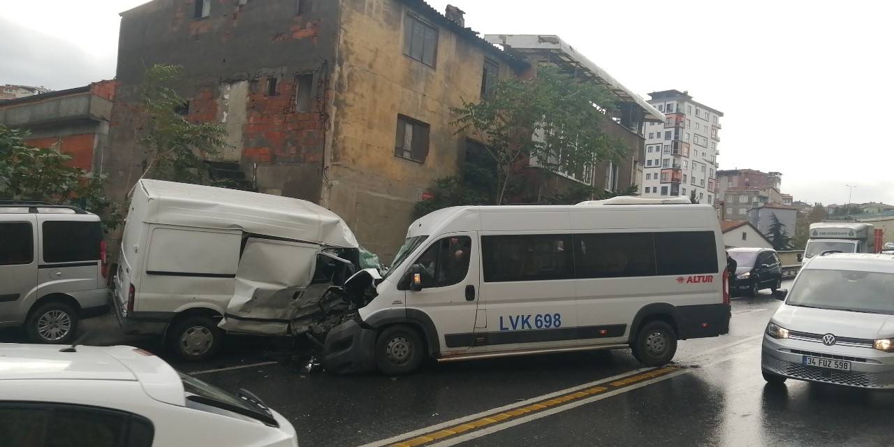 Kağıthane’de Hatalı Sollama Ve Hız Kazaya Neden Oldu: 8 Yaralı