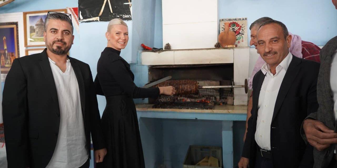 Melek Başkan Çağ Kebabının Başına Geçti, Erzurumlulara Kendi Eliyle Kebap İkram Etti