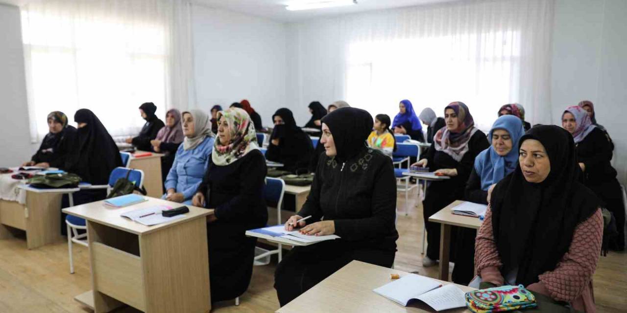 Mesajlaşmak İçin 66 Yaşında Okuma Yazma Öğreniyor