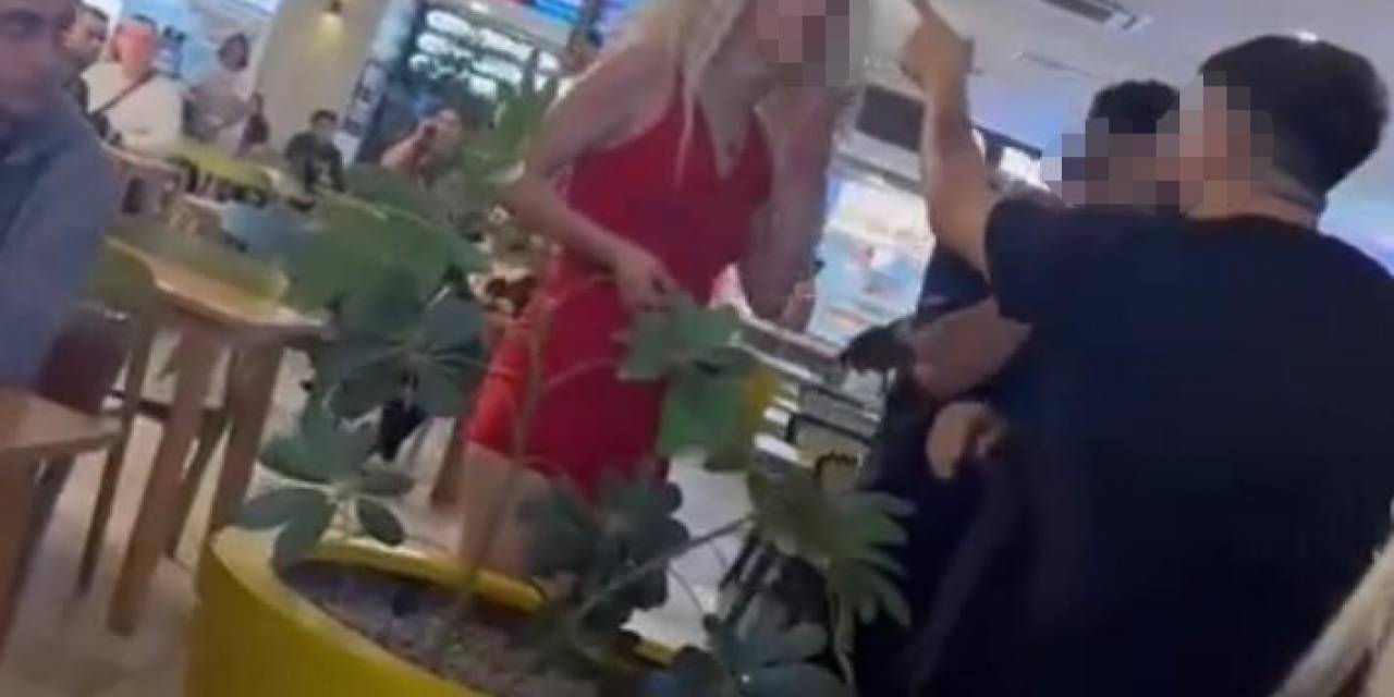Taksim’de Avm’de Saç Saça Kavga Kamerada: “Senin Beynini Patlatırım”