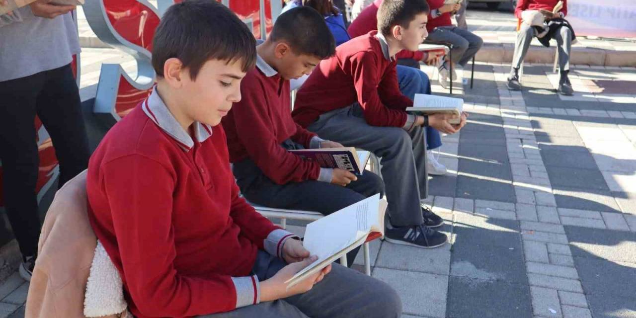 Lise Öğrencileri Meydana Sandalye Koyup 1 Saat Kitap Okudu