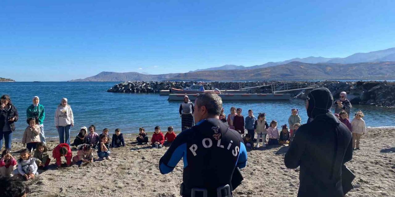 Minik Öğrenciler İçin Dalış Gösterisi Yapıldı