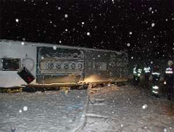 Bolu'da ard arda iki yolcu otobüsü devrildi