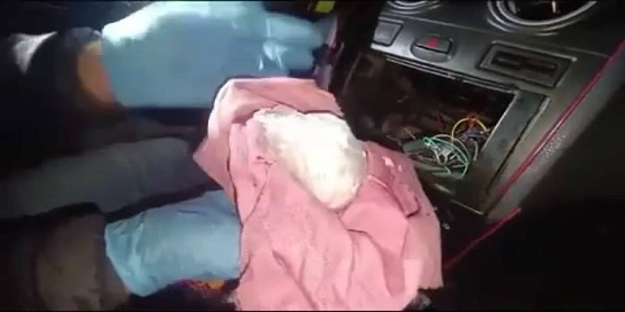 Elazığ’da Oto Teyp Arkasına Gizlenmiş Uyuşturucu Madde Ele Geçirildi: 2 Gözaltı