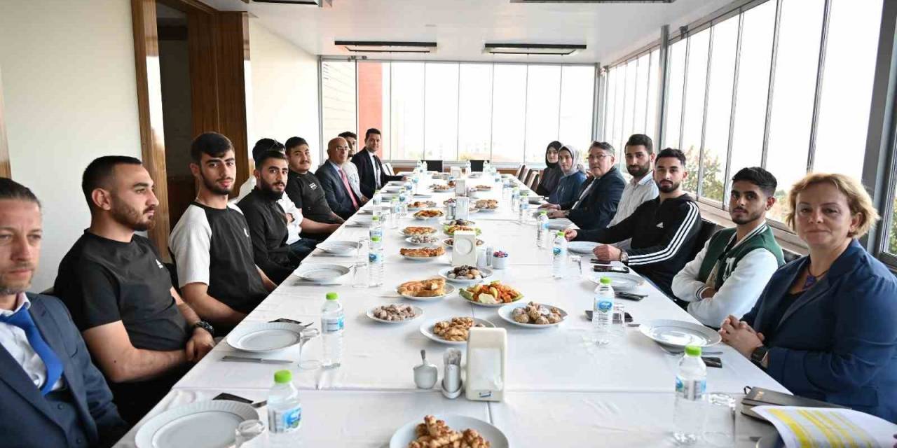 Rektör Özölçer, Zbeü’de Öğrenim Gören Filistinli Öğrencilerle Bir Araya Geldi