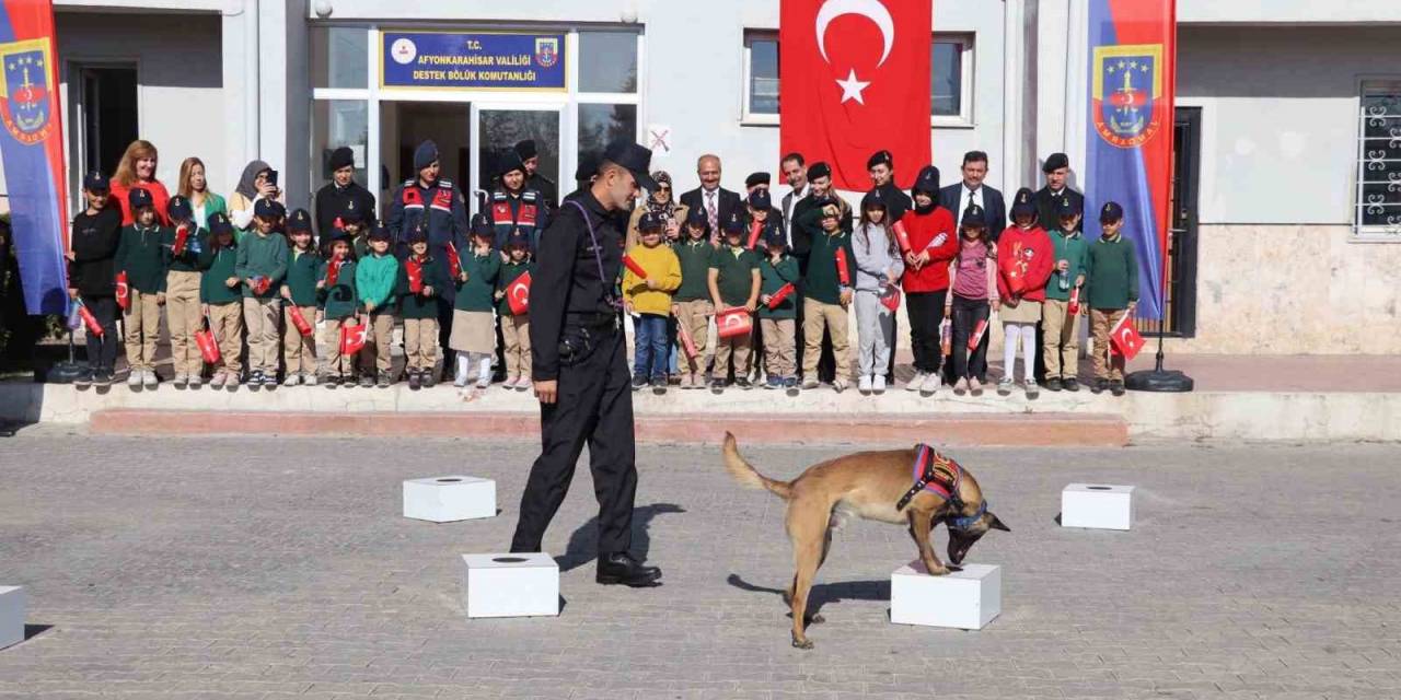 Jandarma Ekipleri Kurumun Faaliyetlerini Öğrencilere Anlattı