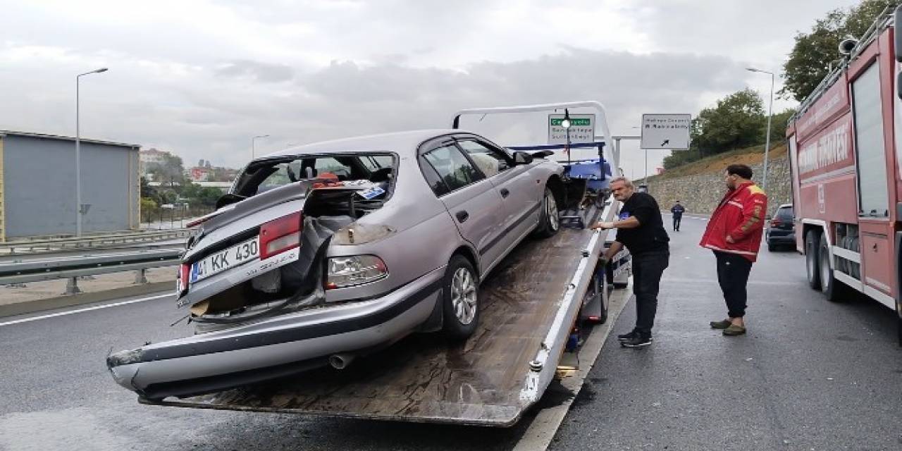 Maltepe’de Otomobil İstinat Duvarına Çarptı: 2 Yaralı