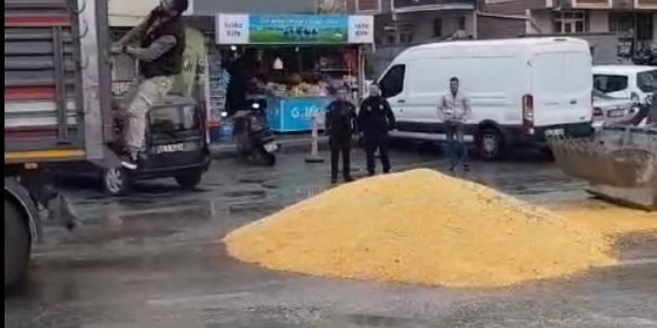 Dorse Kapağı Açılan Tır, Caddeyi Buğday İle Kapladı