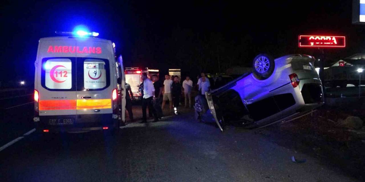 Hafif Ticari Araç, İki Otomobile Çarpıp Ters Döndü: 1 Yaralı