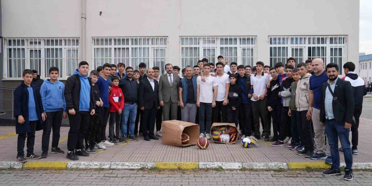 Sporcu Kenti Gürsu’da Okullara Spor Desteği