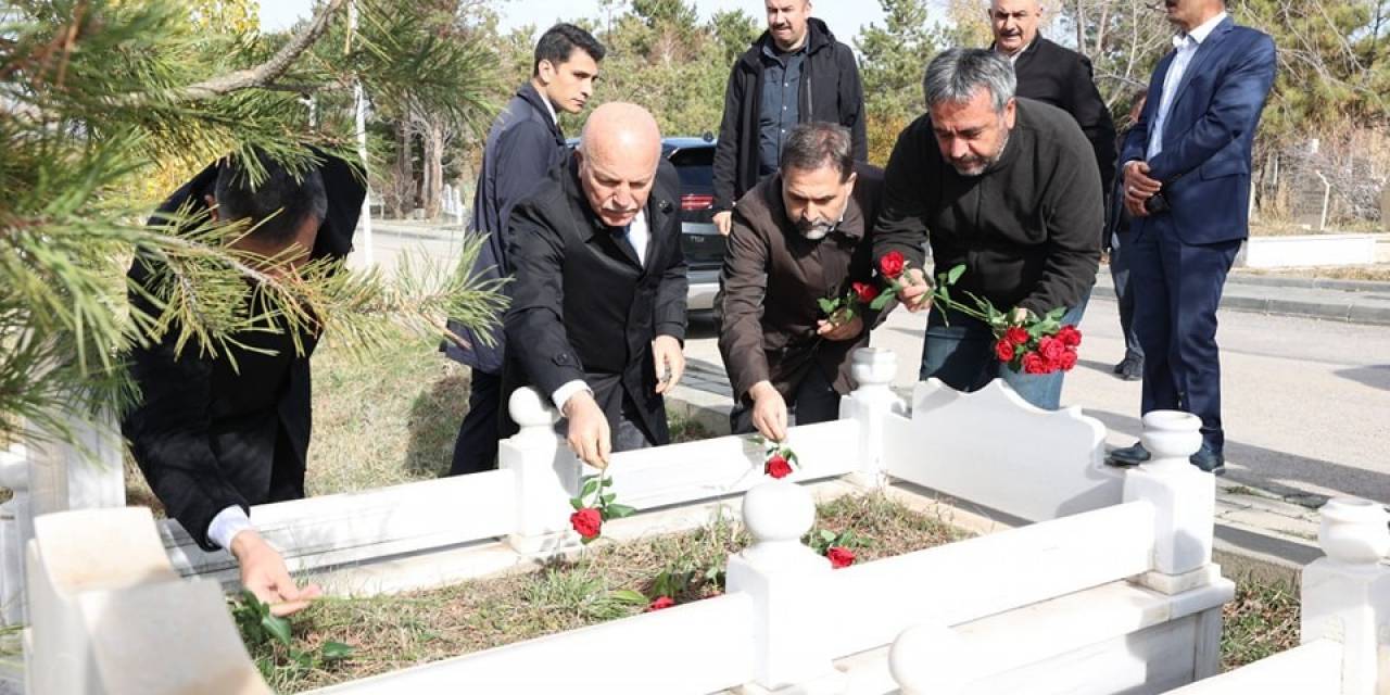 Gazeteci Sebahattin Yılmaz Mezarı Başında Anıldı