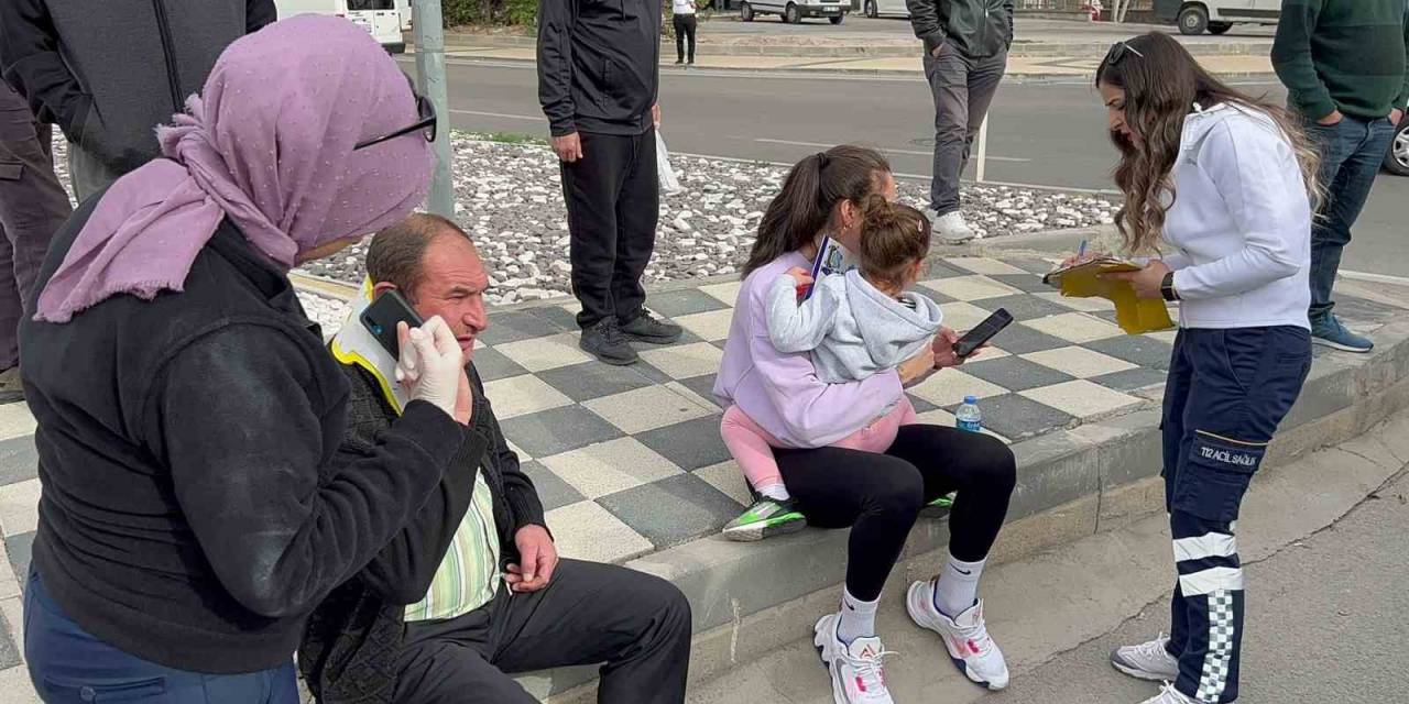 Milli Voleybolcu Ve Kızı Kazayı Burnu Kanamadan Atlattı