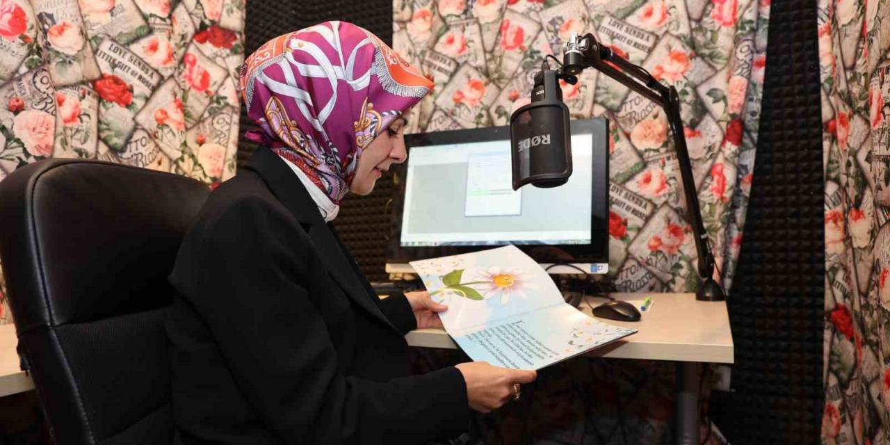Bakan Göktaş Çocuklar İçin Kitap Seslendirdi
