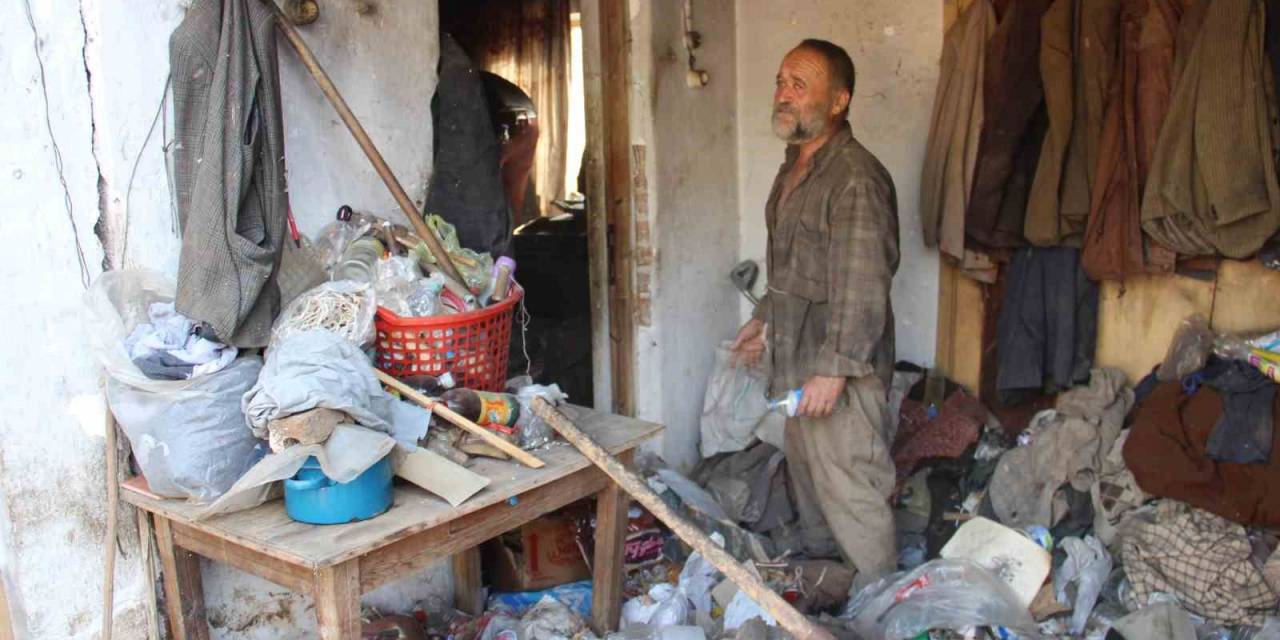 Milyoner Adam Tüm Evlerini Çöple Doldurmuş