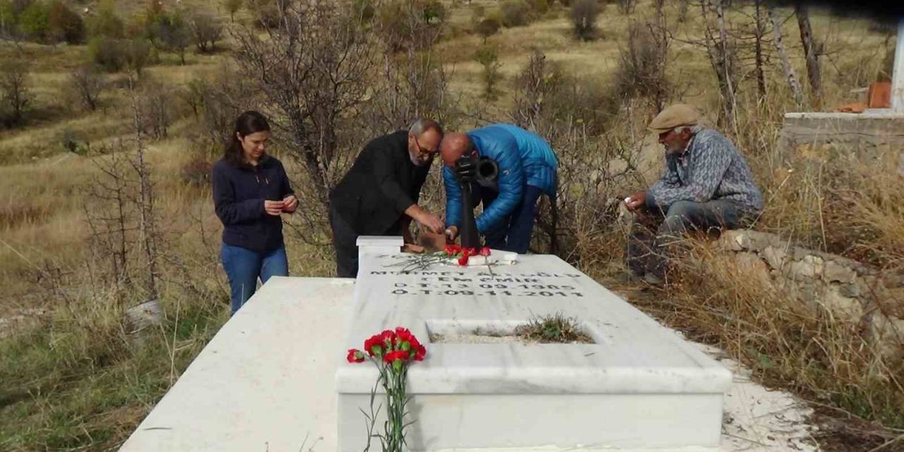 Gazeteci Cem Emir, 12. Ölüm Yıl Dönümünde Mezarı Başında Anıldı
