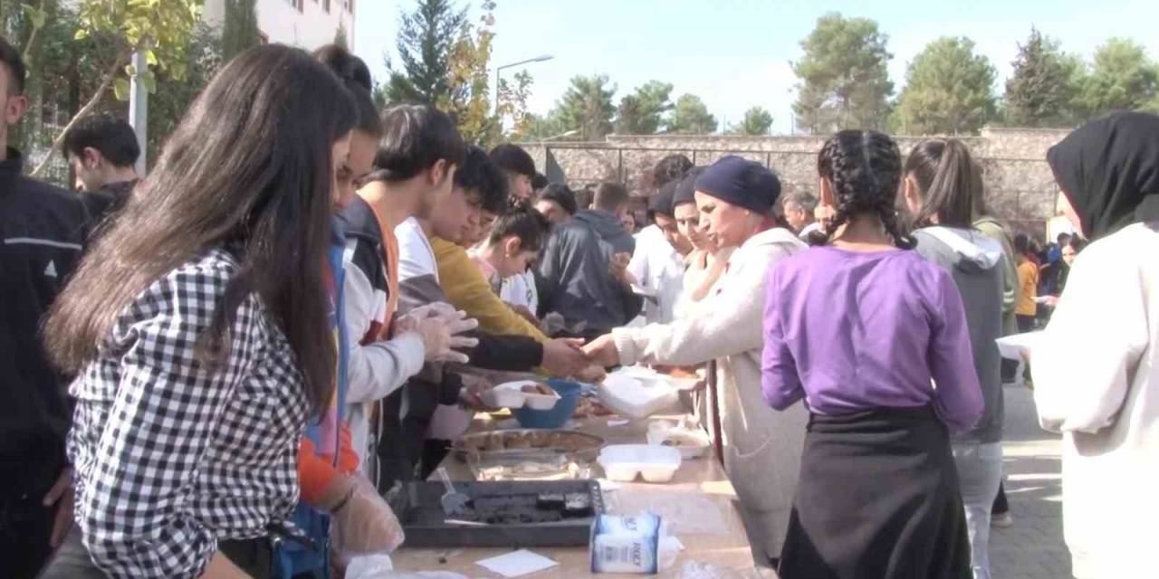 Öğrenciler Ve Öğretmenlerden Duyarlı Davranış