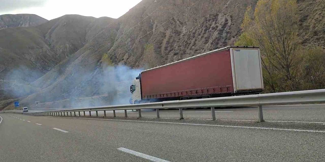 Seyir Halindeki Tır Aniden Alev Aldı