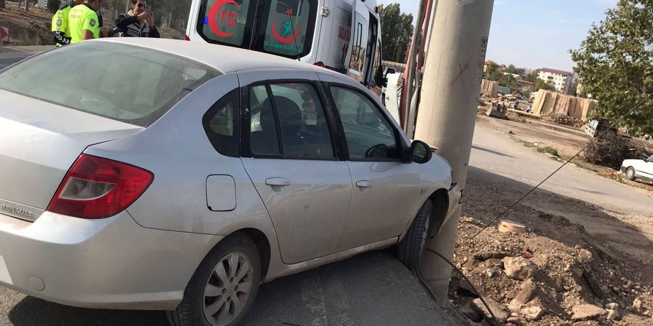 Gölbaşı’nda Otomobil Elektrik Direğine Çarptı