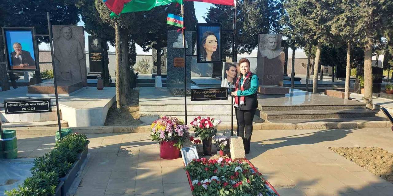 Türkiye’den Götürdüğü Toprağı  Paşayeva’nın Mezarına Döktü