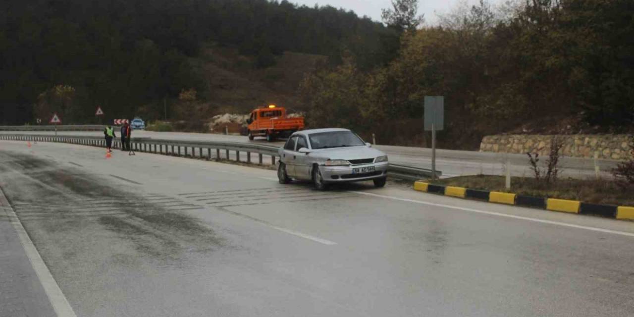 Kastamonu’da Virajı Alamayan Otomobil Bariyerlere Çarptı