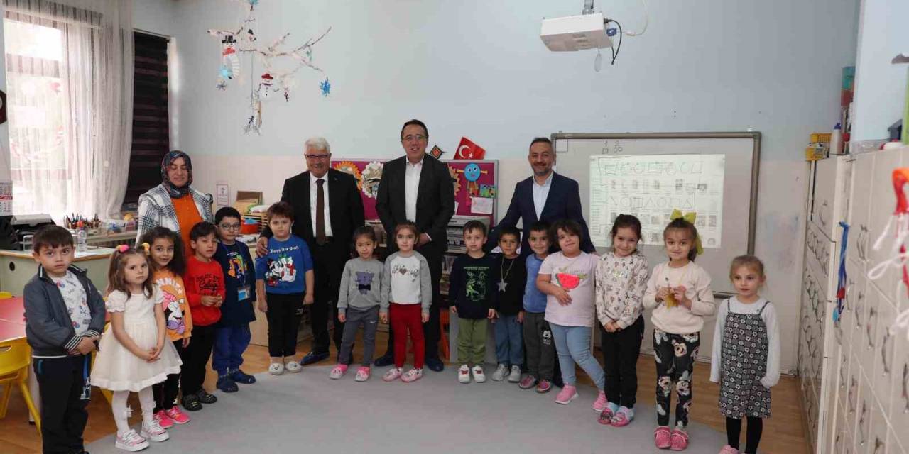 Başkan Savran İlkokul Öğrencilerinin Açtığı Sergiyi Gezdi