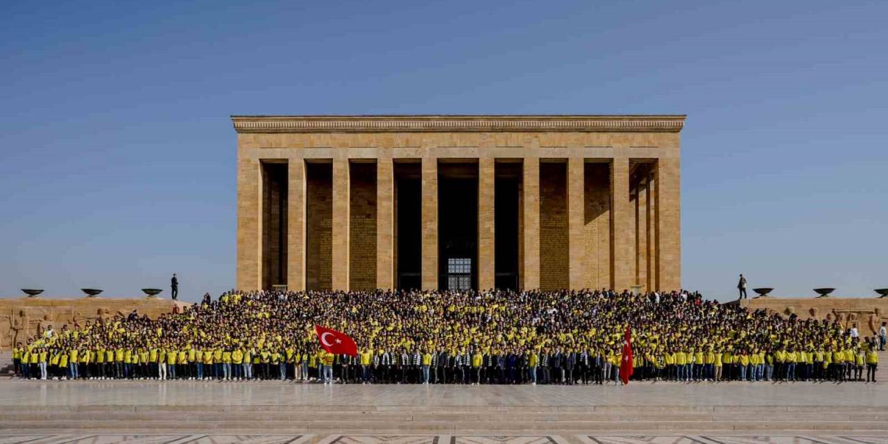 Fenerbahçeli Taraftarlar Anıtkabir’i Ziyaret Etti