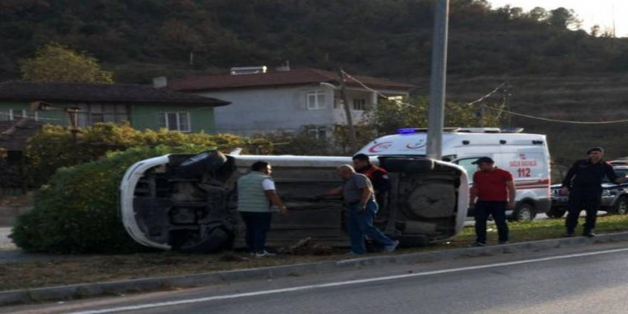 Amasya’da Kontrolden Çıkan Otomobil Refüje Devrildi: 4 Yaralı