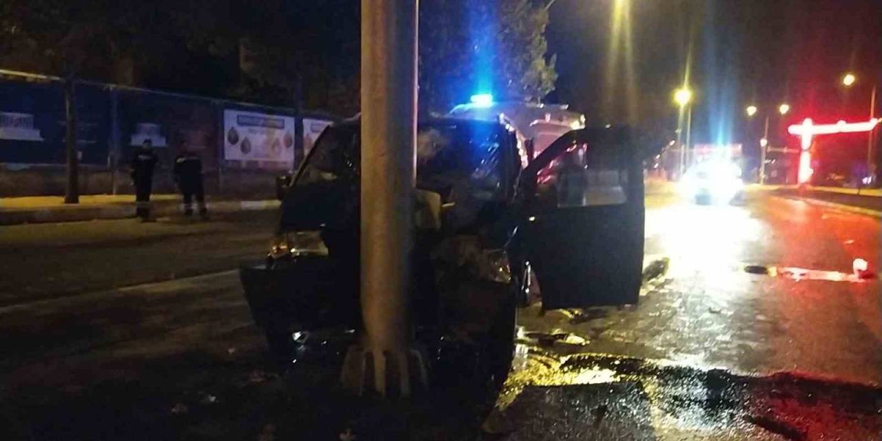 Minibüs Yön Levhasına Çarptı, Sürücü Yaralandı