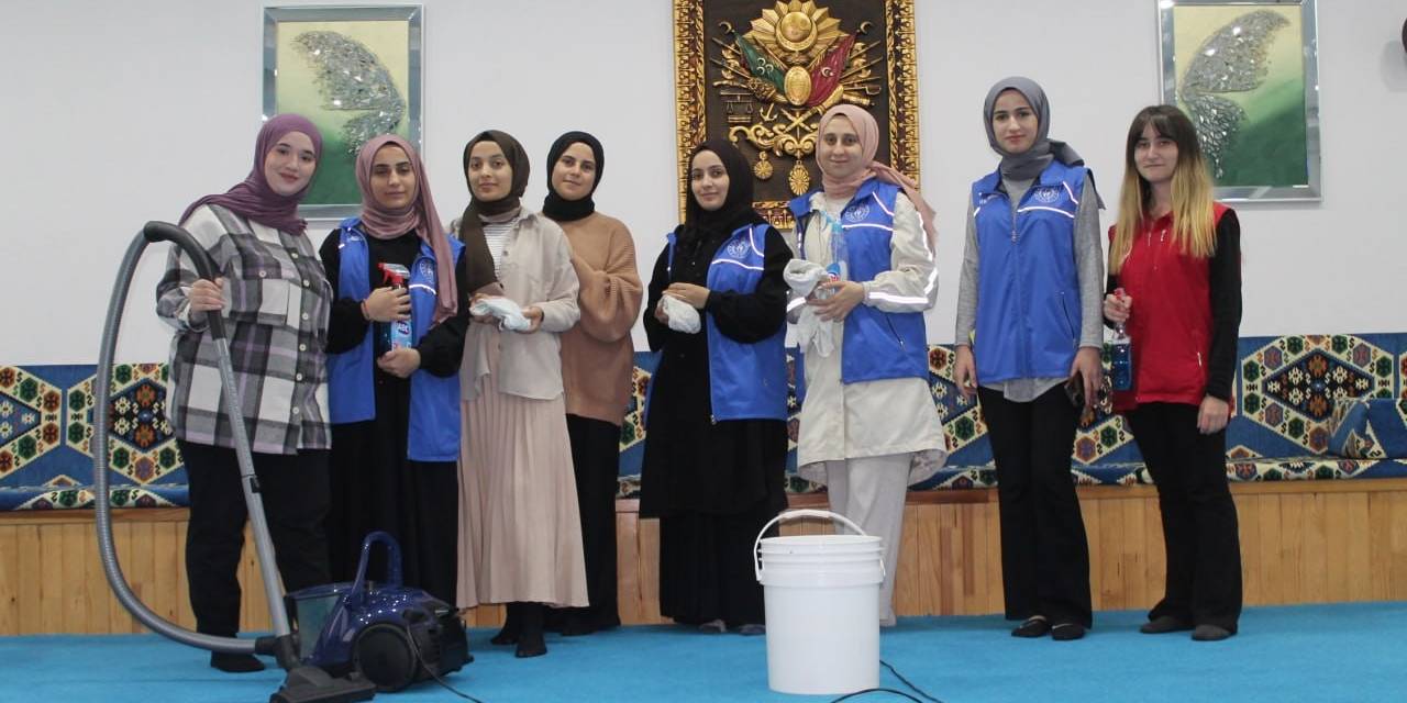 Gönüllü Gençlerden Takdir Toplayan Hareket: Köy Camisinde Gönüllü Temizlik Yaptılar