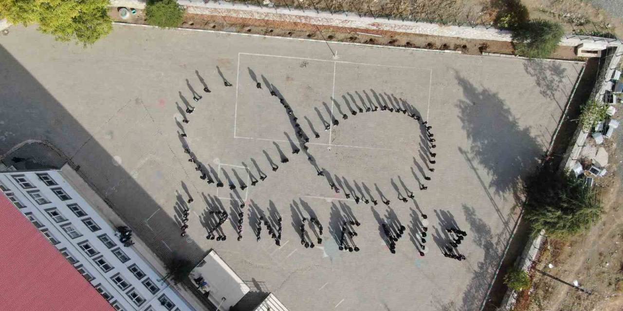 Öğrencilerden 10 Kasım’da "İzindeyiz" Koreografisi