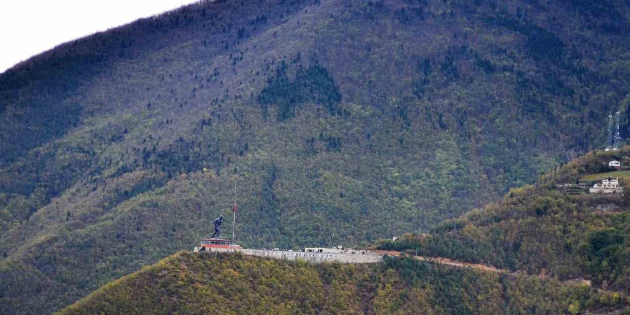 Türkiye’nin En Büyük Atatürk Heykelinin Yer Aldığı Artvin Atatepe’de Bayrak Yarına İndirildi