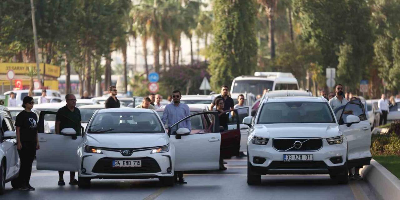 Mersin’de Hayat Türkiye Cumhuriyeti’nin Kurucusu Gazi Mustafa Kemal Atatürk İçin 1 Dakika Durdu