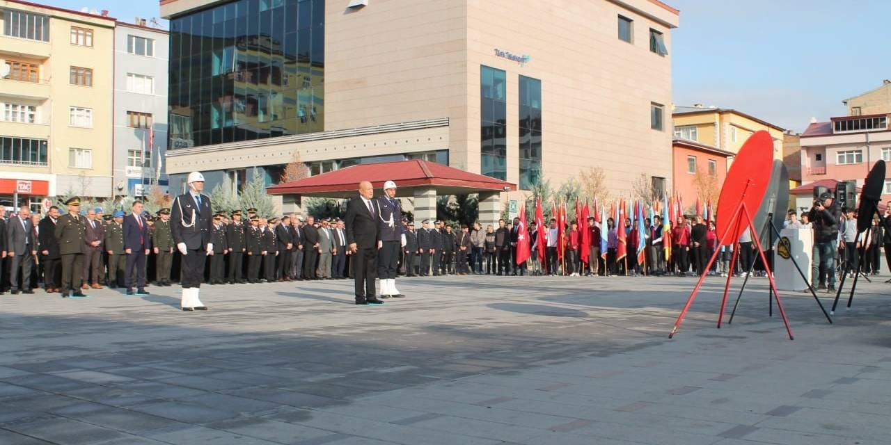 Bayburt’ta 10 Kasım Atatürk’ü Anma Günü Çelenk Sunumuyla Başladı