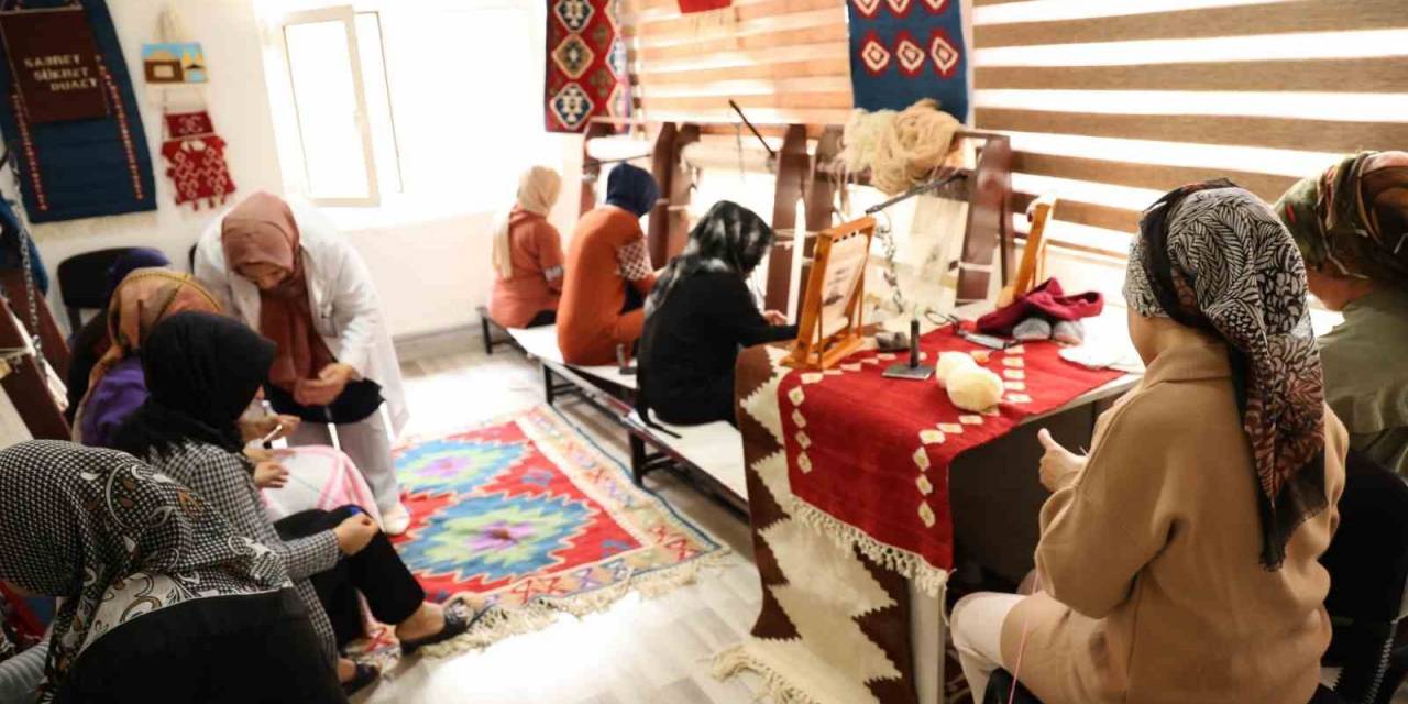 Diyarbakır’da Çermik Aile Destek Merkezi’ne Giden Kadınlar Kurslarda Terapi Görüyor