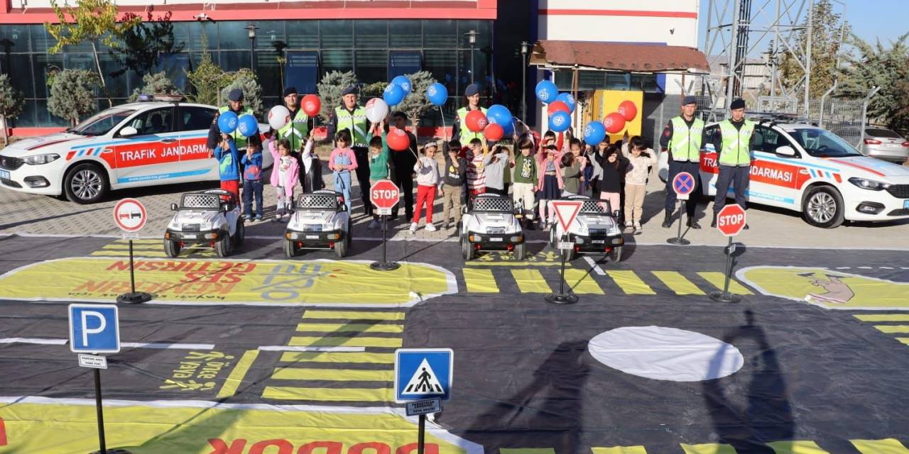 Jandarmadan Okul Öncesi Öğrencilerine Trafik Eğitimi