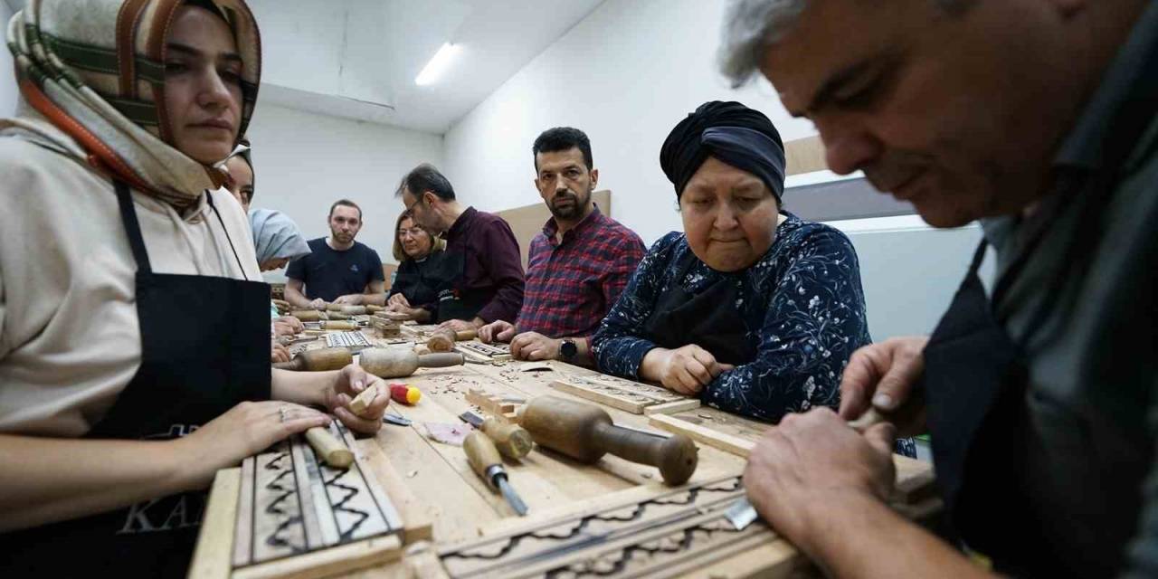 Kahramanmaraş’ın Geleneksel El İşleme Sanatı Kamek’te Yaşatılıyor