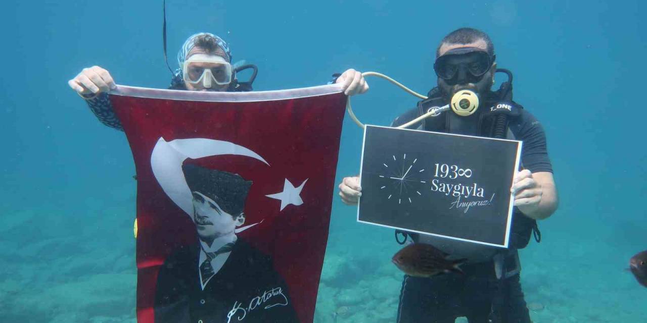 Fethiye’de Dalgıçlar Atatürk’ü 10 Metre Derinlikte Türk Bayrağı Açarak Andı