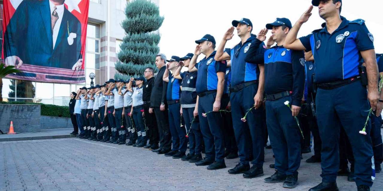 Çalışanlar Belediye Önünde Atatürk’ü Andı