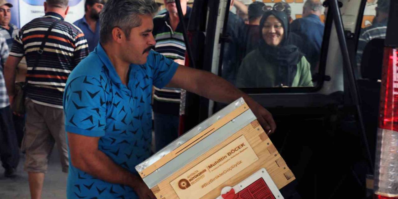 Büyükşehirden Üreticilere 2 Bin 500 Adet Arı Kovanı Desteği