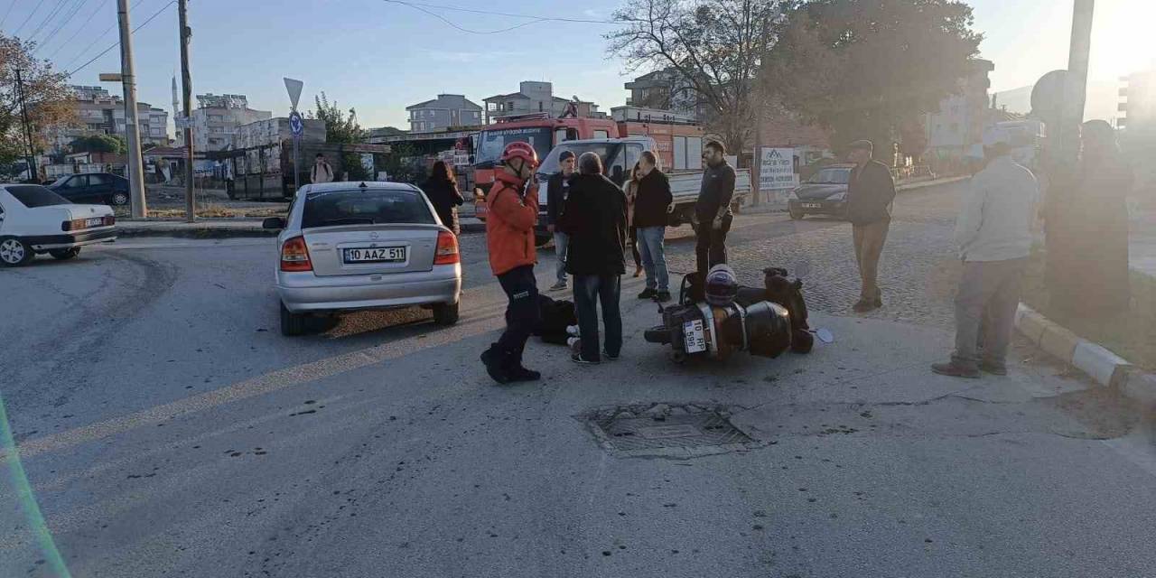 Balıkesir’de Otomobil Ve Motosiklet Çarpıştı: 2 Yaralı