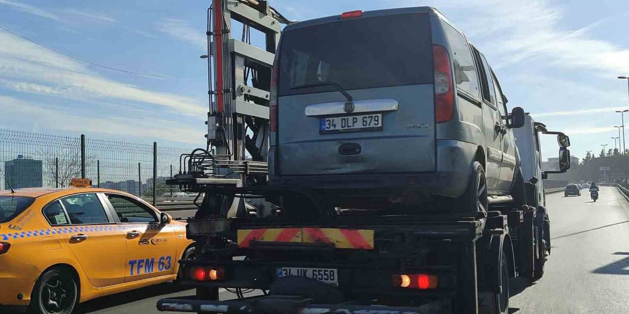 Bahçelievler E5’te Araç Bariyere Saplandı: 1 Yaralı