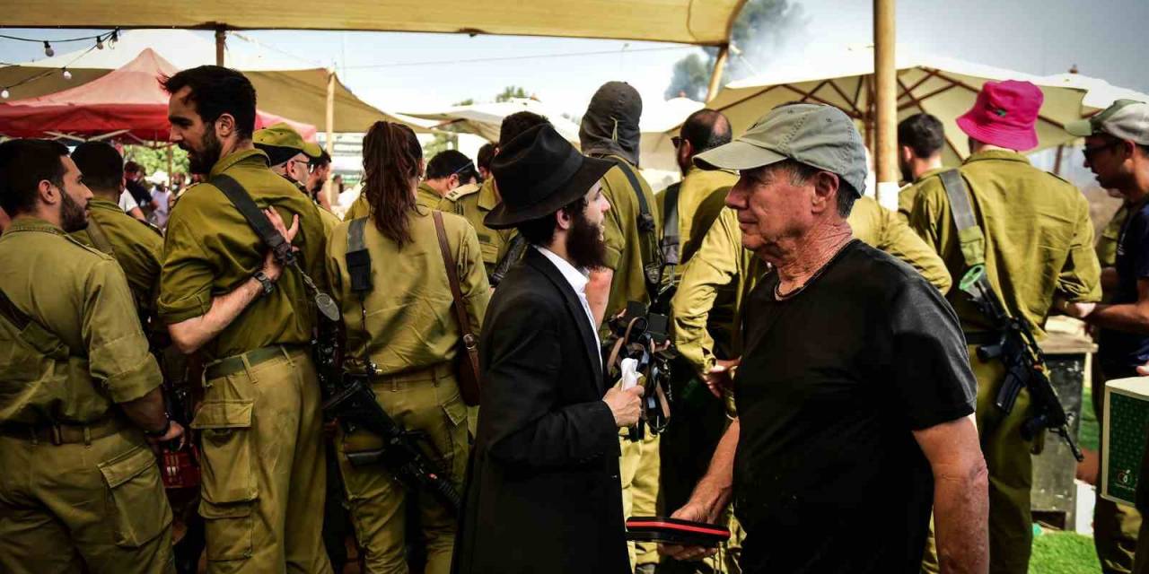 Harediler, İsrailli Askerlere Tefilin Giydirip Dua Okuttu