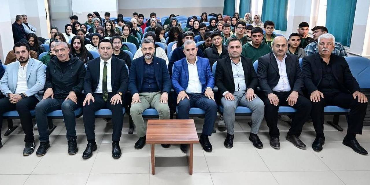 Yeşilyurt’ta Öğrencilere Hazırlık Seti Hediye Edildi