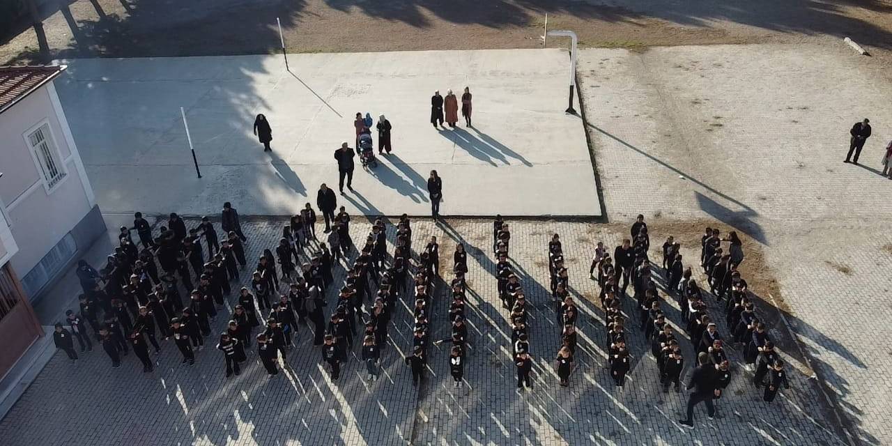 İlkokul Öğrencileri Atatürk’ü Marşlarla Yad Etti