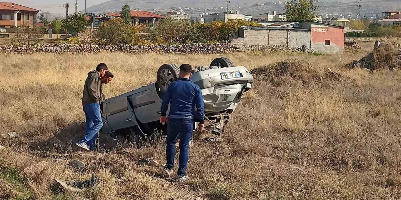 Yoldan Çıkan Otomobil Takla Attı